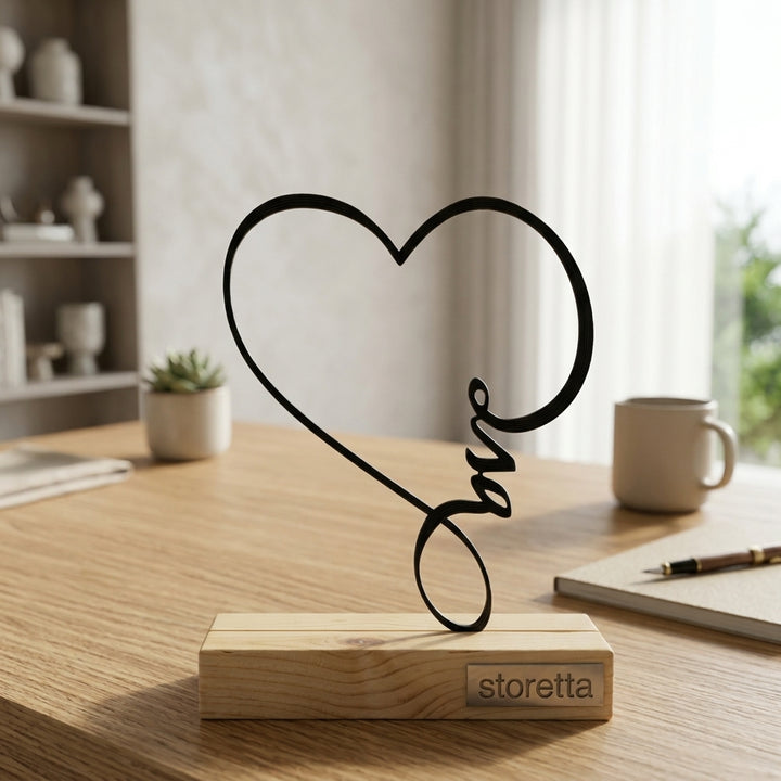 Liefdeshart beeldje op sokkel met elegante typografie, een intiem accent voor dressoir, kaptafel of vensterbank