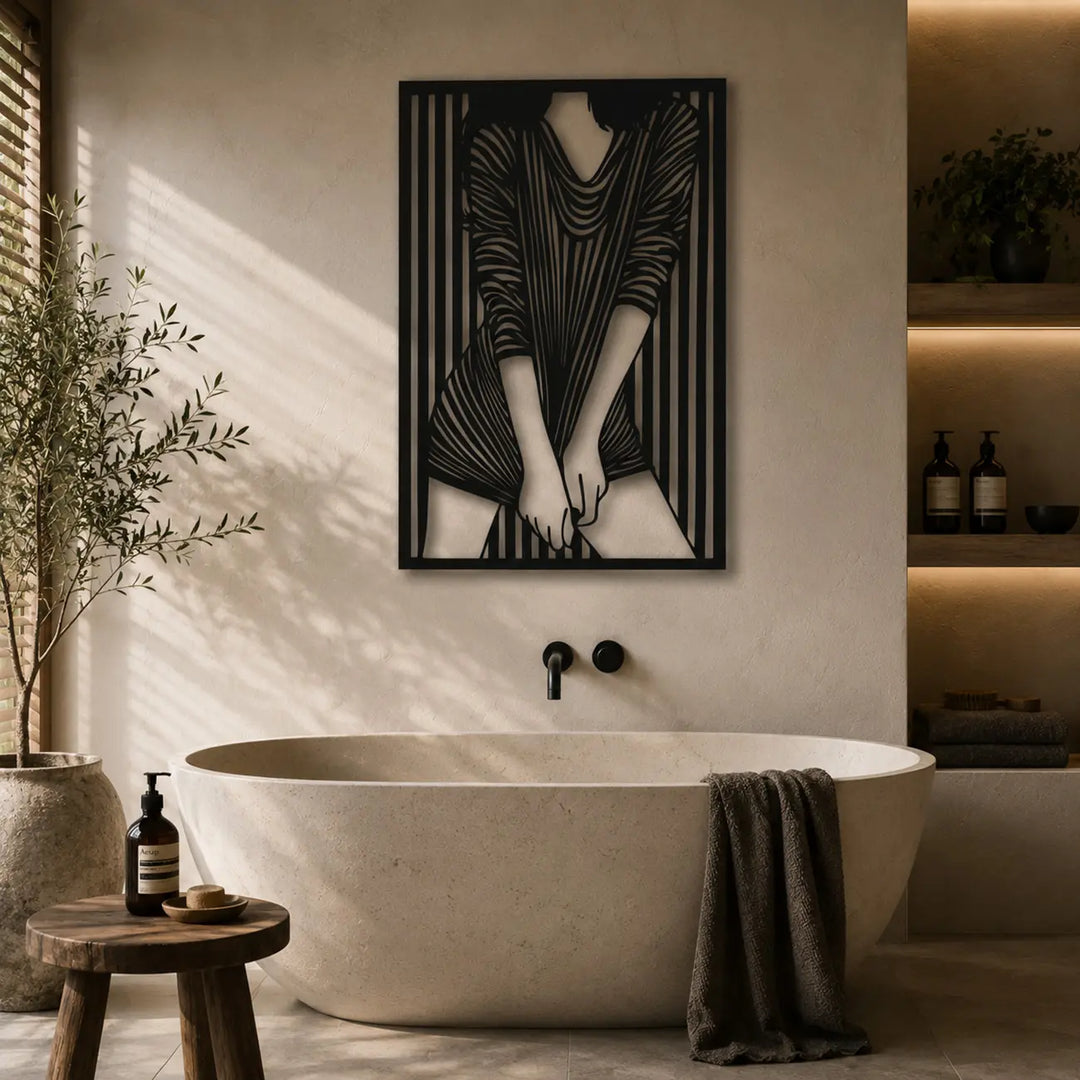 Transformeer je badkamer in een luxe thuis-spa met de waterbestendige 'Striped Muse' wanddecoratie. Artistiek, gedurfd en elegant.