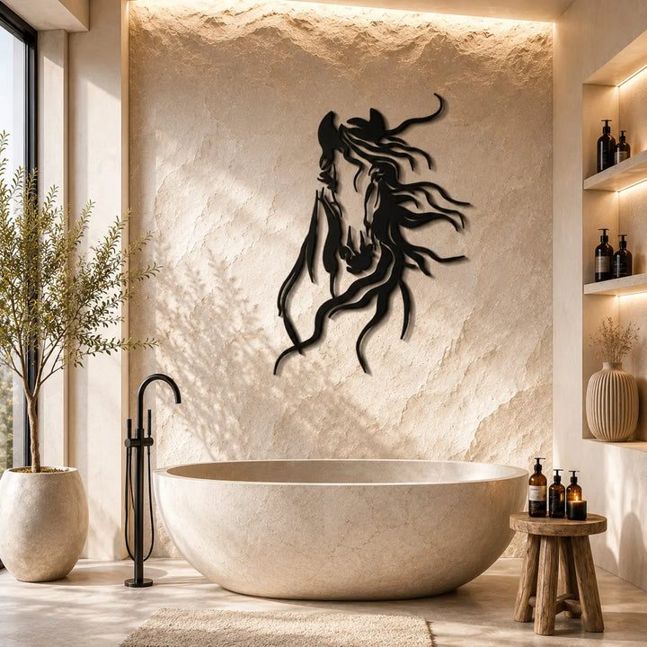 Luxe metalen paardenhoofd wanddecoratie boven de badkuip. Voorzien van hoogwaardige vochtbestendige poedercoating, perfect voor een hotel-chic wellness sfeer in uw badkamer.