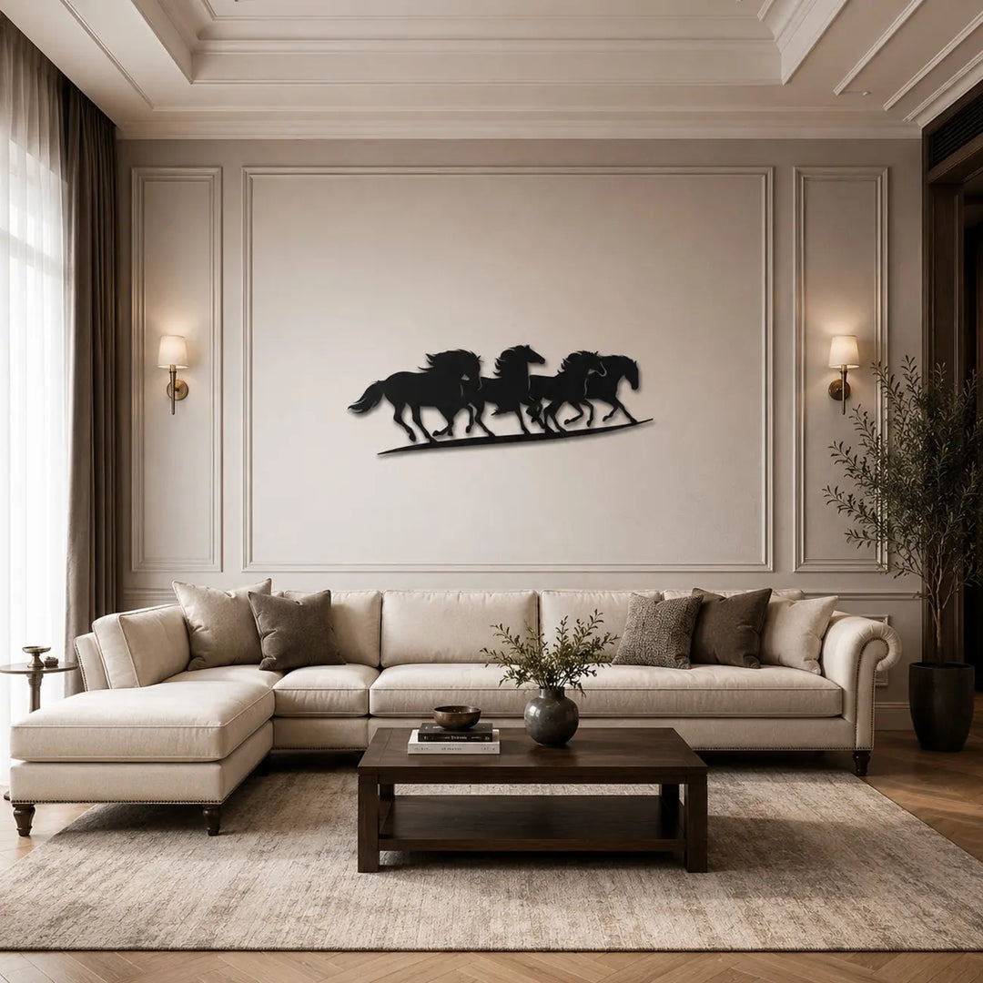 Luxueuze metalen wanddecoratie van een rennende paardenkudde, een stijlvolle en sfeervolle toevoeging boven de eettafel in een moderne woonkamer.