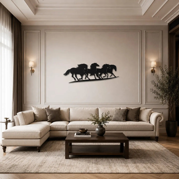 Luxueuze metalen wanddecoratie van een rennende paardenkudde, een stijlvolle en sfeervolle toevoeging boven de eettafel in een moderne woonkamer.