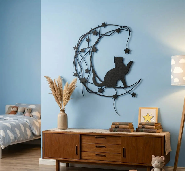 Dromerige metalen wanddecoratie van een kat en maan voor de kinderkamer of babykamer. Breng een magische en rustgevende sfeer in de slaapkamer van uw kind.