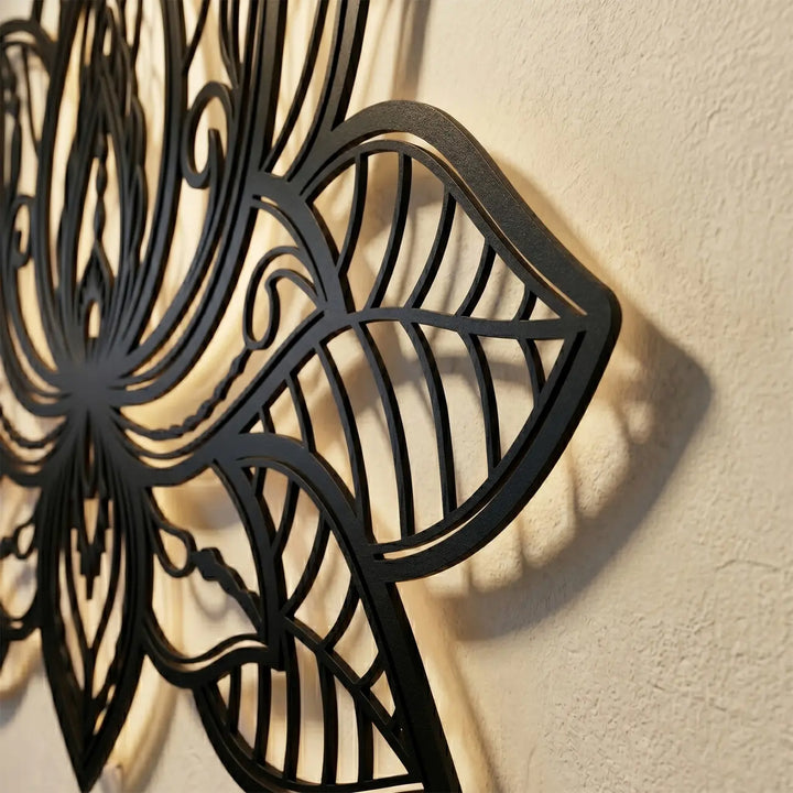 Close-up van de krasbestendige matzwarte poedercoating op het stalen lotus design.