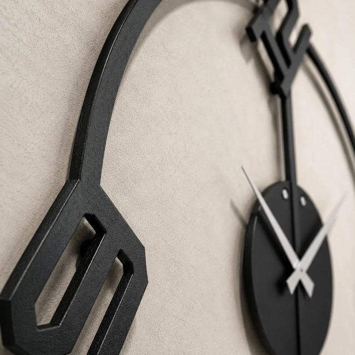 Detailopname van de Arc wandklok, die de premium matzwarte poedercoating met textuur op het 1.5mm DKP-staal perfect weergeeft.