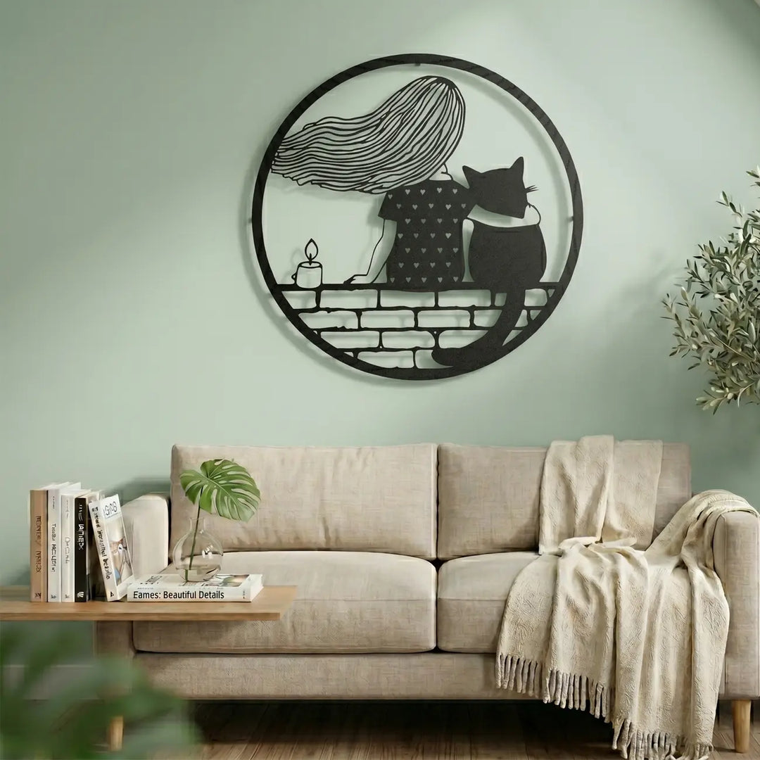 Unieke ronde metalen wanddecoratie van een meisje met haar kat. Een betekenisvolle en warme sfeermaker voor in de woonkamer.