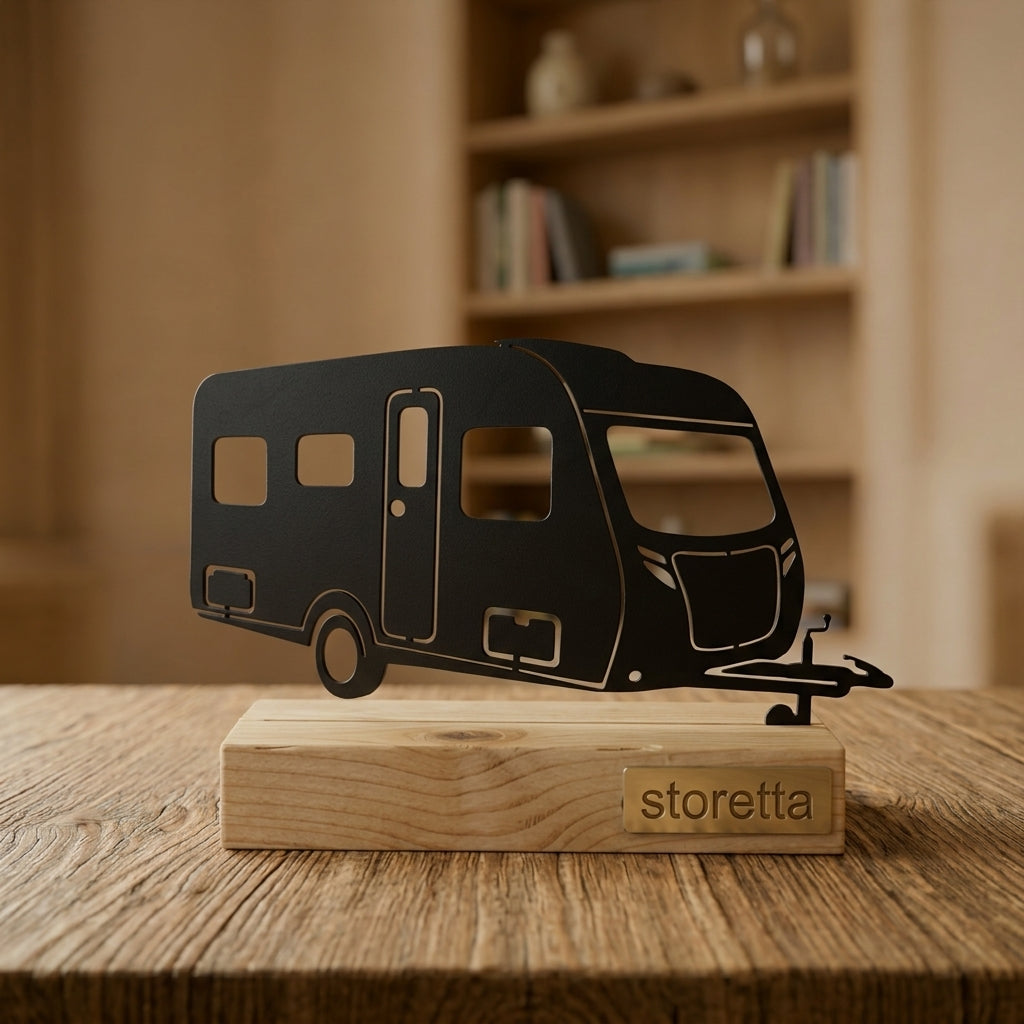 Metalen caravan sculptuur op geüpcycled massief hout met teakolie, het ultieme geschenk voor kampeerders.