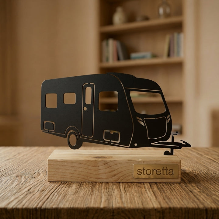 Metalen caravan sculptuur op geüpcycled massief hout met teakolie, het ultieme geschenk voor kampeerders.