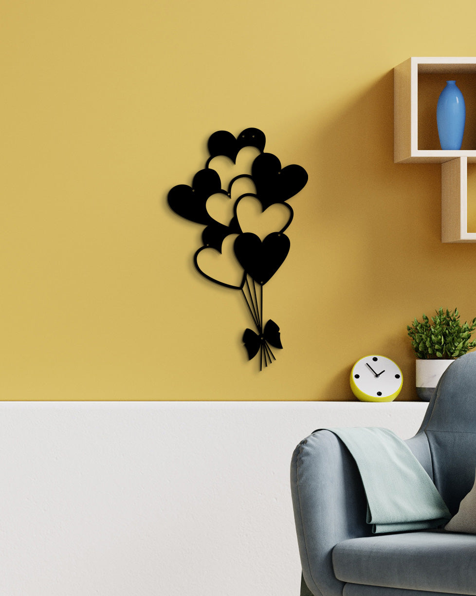 Zwarte metalen wanddecoratie met hartjes ballonnen. Perfect te combineren met familiefoto's voor een persoonlijke, creatieve en liefdevolle fotowand in de woonkamer.