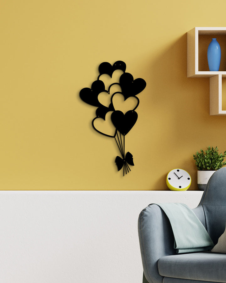 Zwarte metalen wanddecoratie met hartjes ballonnen. Perfect te combineren met familiefoto's voor een persoonlijke, creatieve en liefdevolle fotowand in de woonkamer.