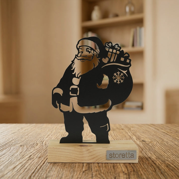 Metalen Kerstman sculptuur op geüpcycled massief hout behandeld met teakolie, een luxe kerstdecoratie.   