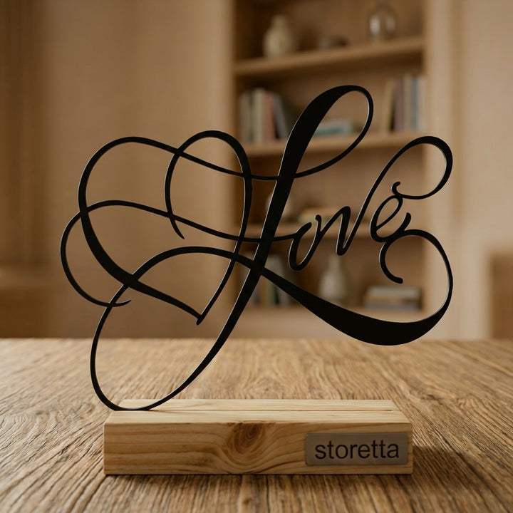 Metalen Love & Infinity sculptuur op geüpcycled massief hout behandeld met teakolie, een stijlvol huwelijksgeschenk.