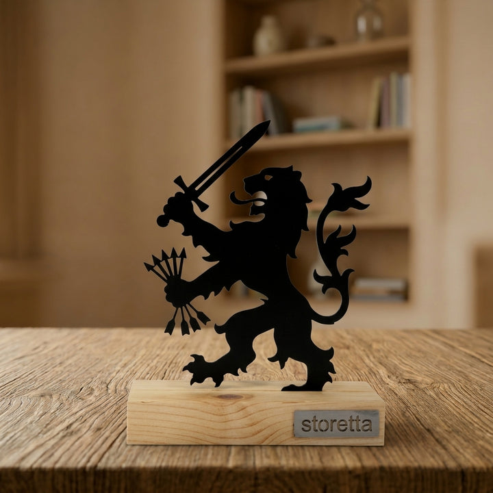Metalen Nederlandse leeuw sculptuur op hout, een iconisch en representatief relatiegeschenk