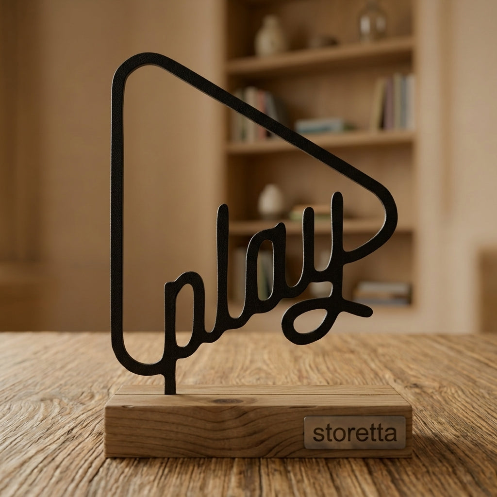 Metalen Play sculptuur op geüpcycled massief hout behandeld met teakolie, een modern cadeau voor content creators en gamers