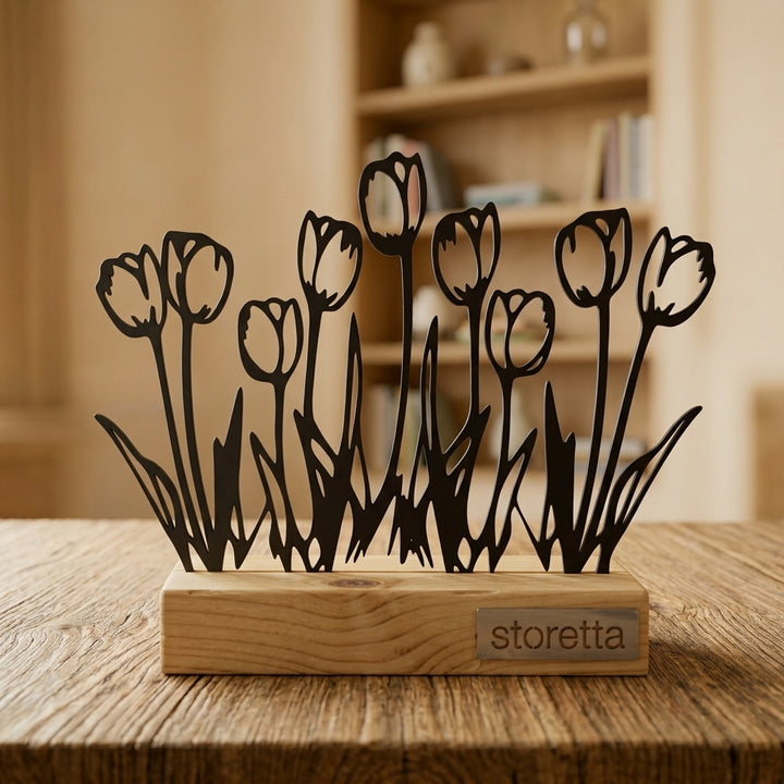 Metalen tulpenveld sculptuur op geüpcycled massief hout behandeld met teakolie, een authentiek Nederlands cadeau