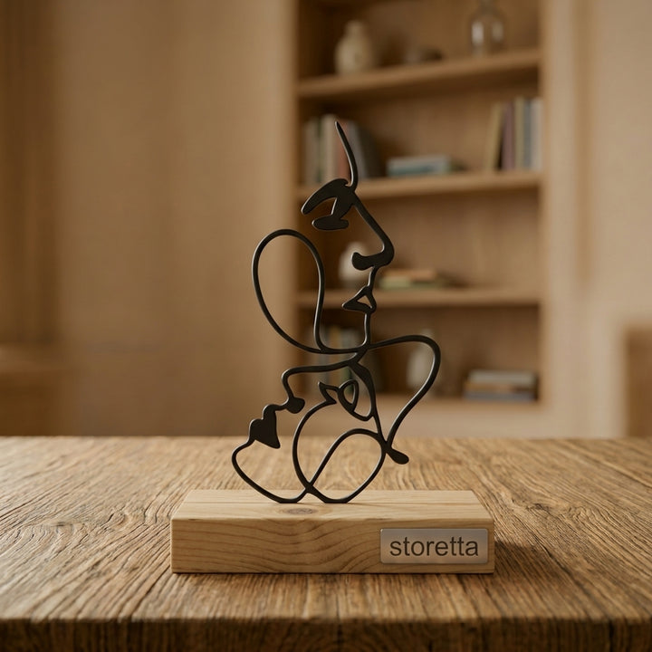 Metalen sculptuur van twee abstracte gezichten op geüpcycled massief hout behandeld met teakolie.