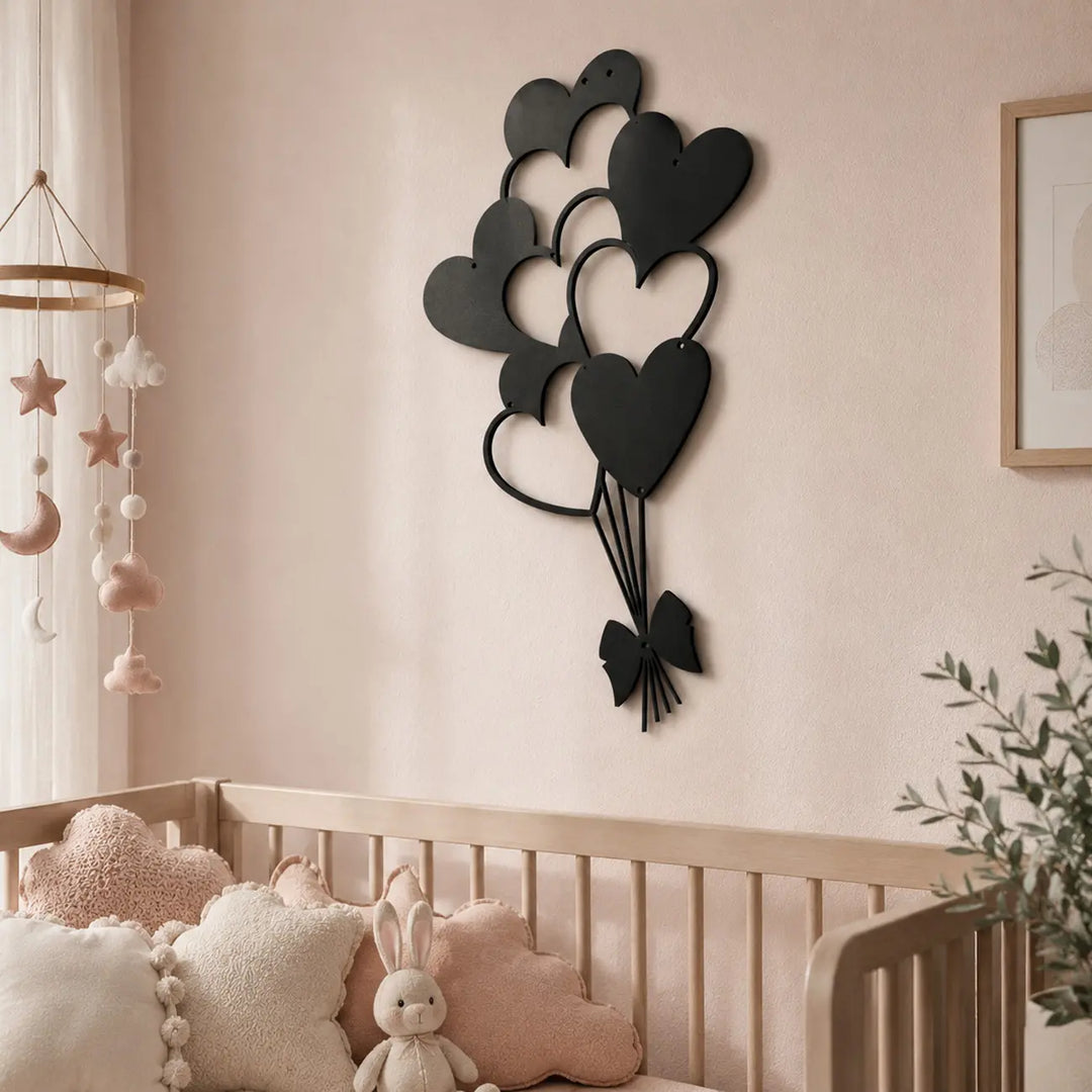 Schattige metalen wanddecoratie van hartjes ballonnen. Een liefdevolle en moderne toevoeging voor aan de muur boven het ledikant in de babykamer.