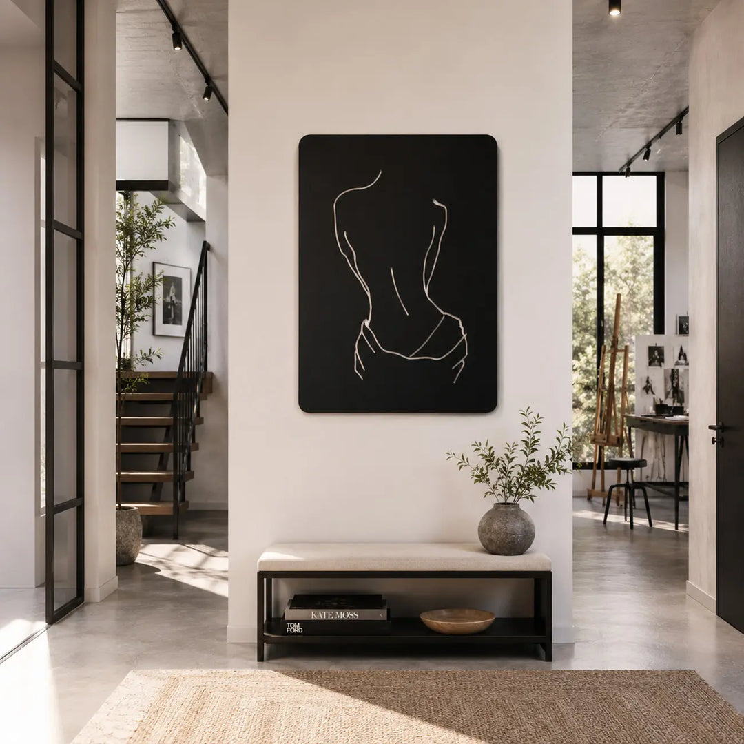 Moderne metalen wanddecoratie met lijnkunst van een vrouwelijk silhouet. Creëer een luxe en gastvrije sfeer direct bij de entree of in de gang.