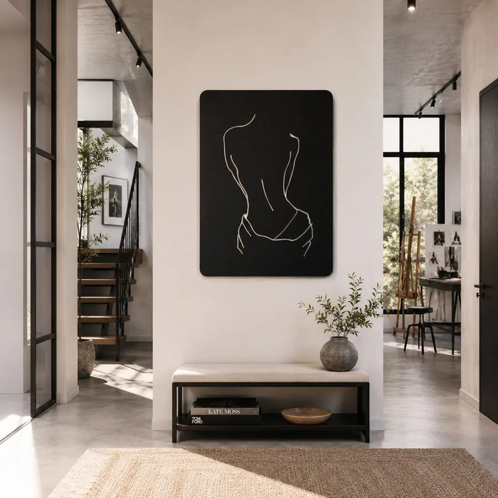 Moderne metalen wanddecoratie met lijnkunst van een vrouwelijk silhouet. Creëer een luxe en gastvrije sfeer direct bij de entree of in de gang.