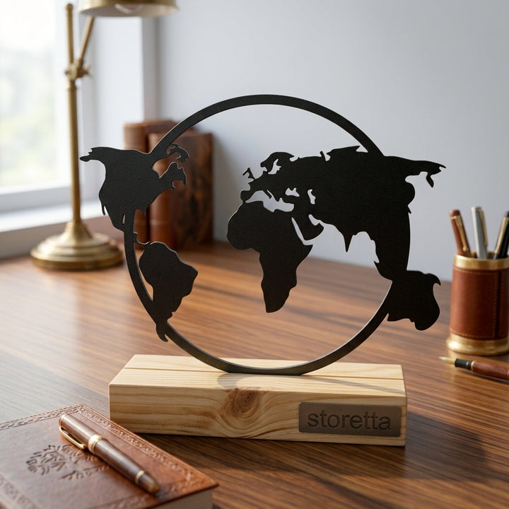 De Wereldkaart - Zwart metalen ornament op houten voet in een klassieke kantooromgeving.   