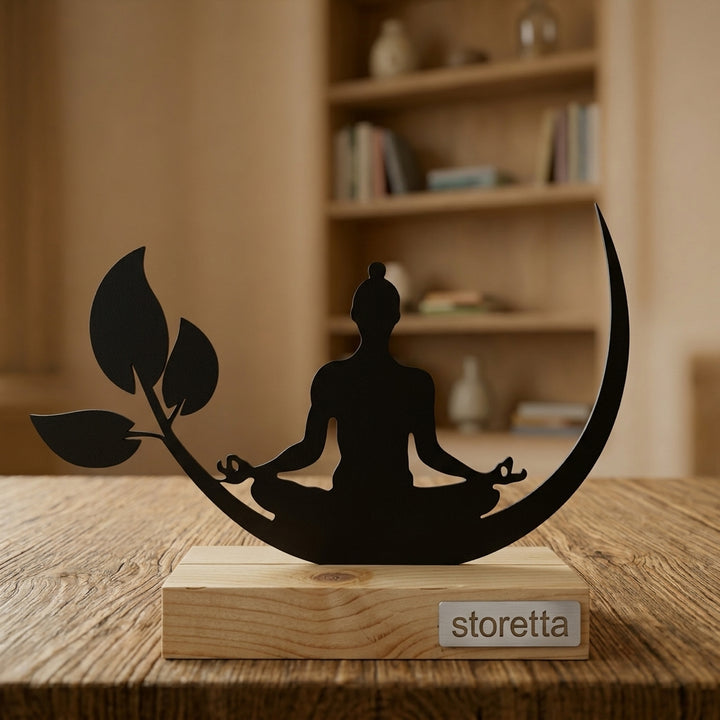 Metalen Yoga Lotus sculptuur op geüpcycled massief hout behandeld met teakolie, een stijlvol mindfulness cadeau.