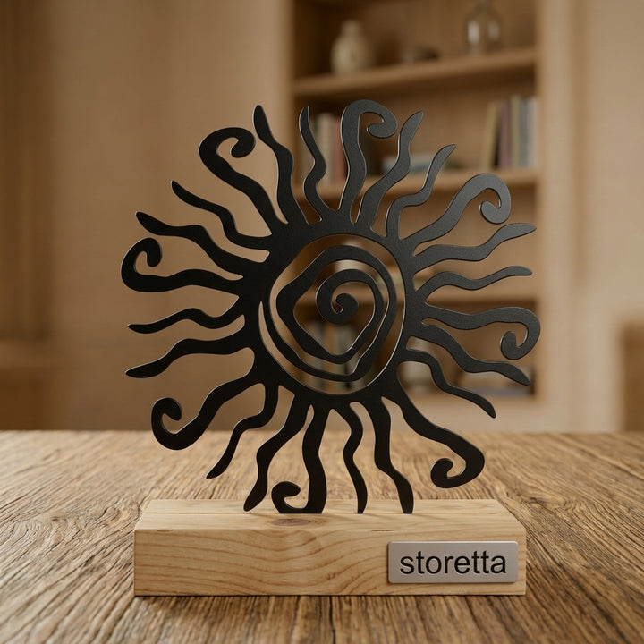 Metalen zon sculptuur met spiraalmotief op geüpcycled massief hout met teakolie, een warm spiritueel cadeau.