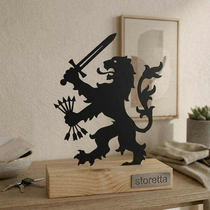 Minimalistisch decoratiebeeld van de Hollandse Leeuw, passend bij interieurs met mangohout en staal.