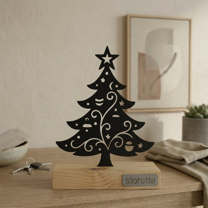 Minimalistisch decoratiebeeld van een kerstboom met ster, passend bij interieurs met mangohout en zwart staal.   