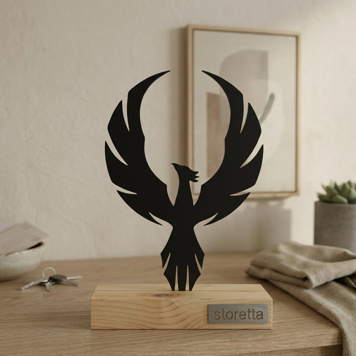 Minimalistisch decoratiebeeld van een herrijzende feniks, passend bij interieurs met mangohout en staal.
