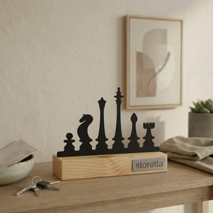 Minimalistisch decoratiebeeld van schaakfiguren, passend bij interieurs met mangohout en zwart staal