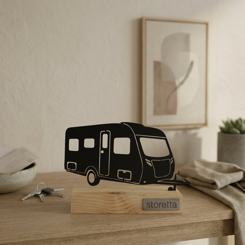Minimalistisch decoratiebeeld van een toercaravan, passend bij interieurs met mangohout en staal.