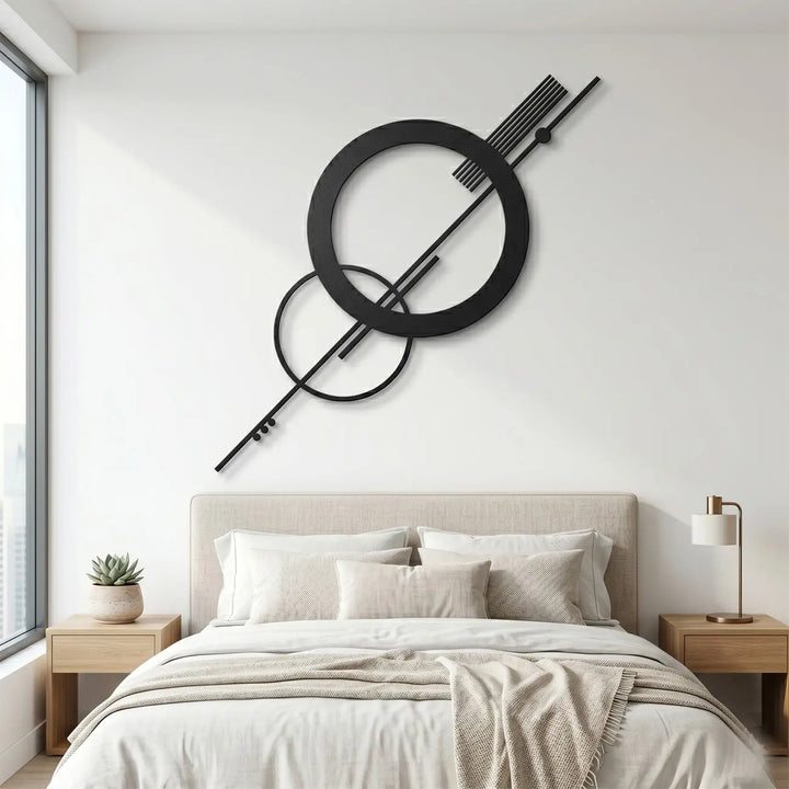 Elegante abstracte muurdecoratie met overlappende cirkels in een minimalistische slaapkamer. Strak, modern en rustgevend wanddesign.