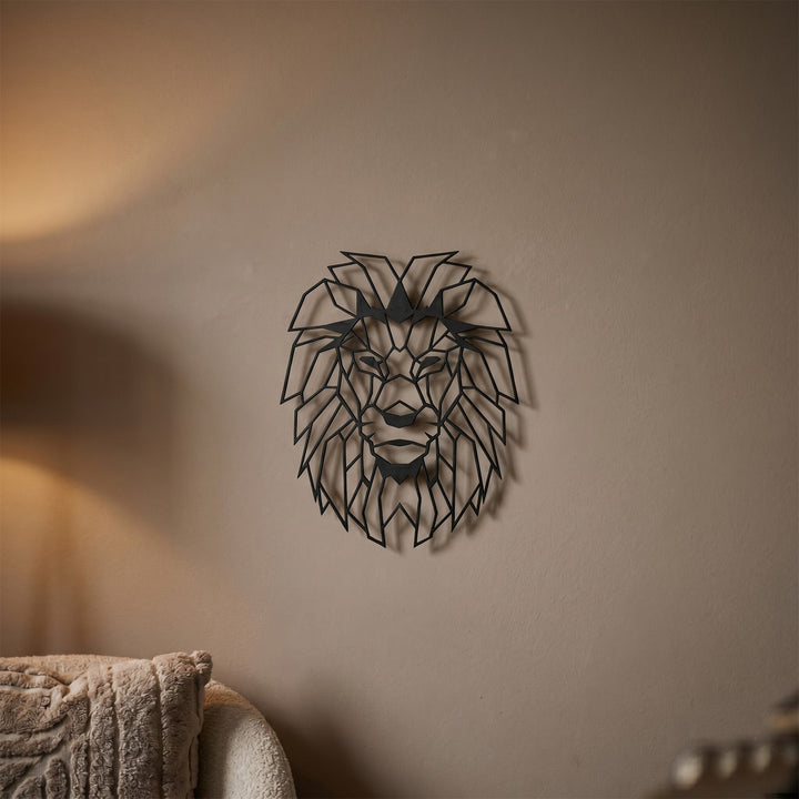 Elegante metalen leeuwen wanddecoratie in een minimalistische zithoek. Combineert strakke geometrische lijnen met de koninklijke uitstraling van een leeuw.