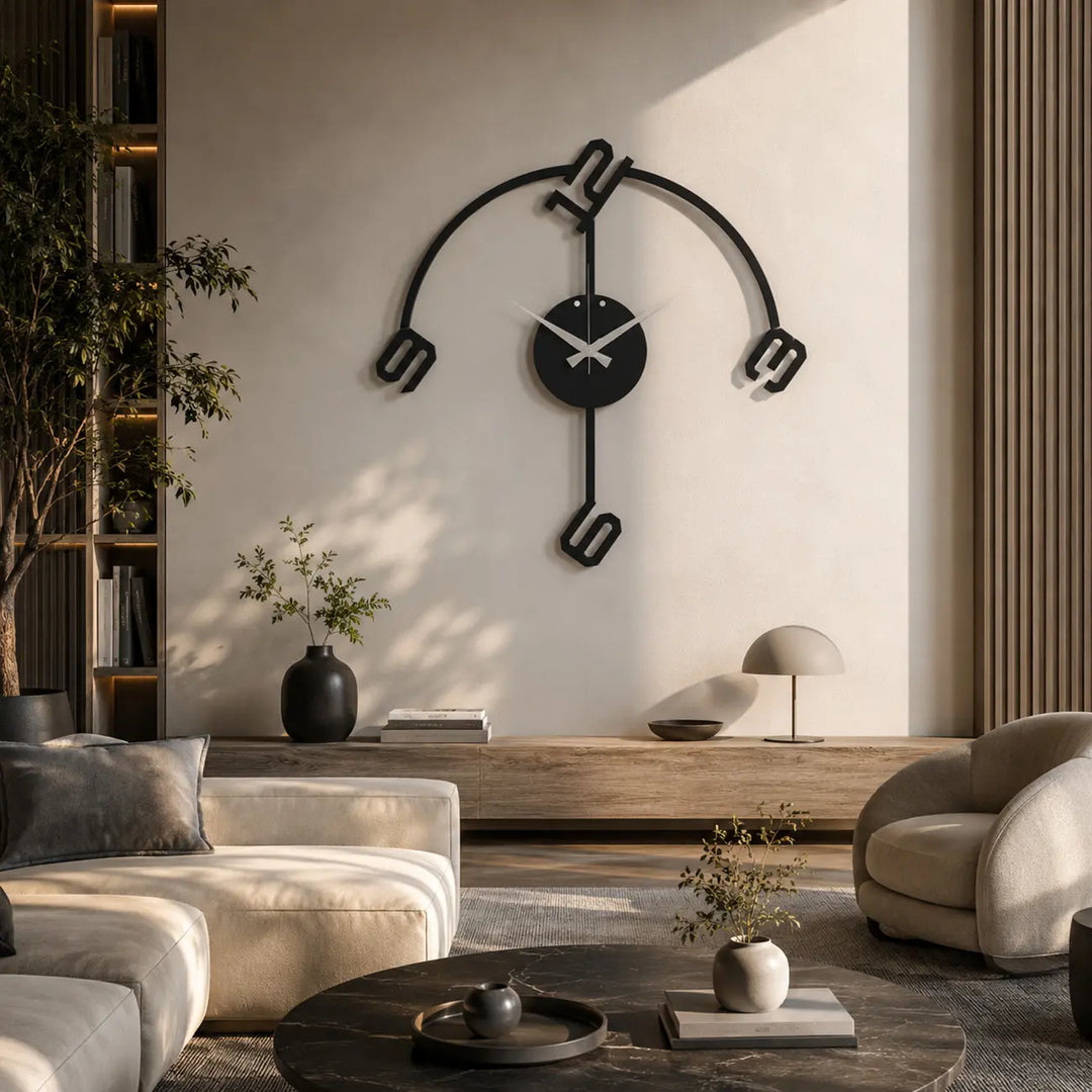 Moderne Arc artistieke metalen wandklok aan de muur in een stijlvolle woonkamer. Gemaakt van precisie lasergesneden 1.5mm DKP-staal.