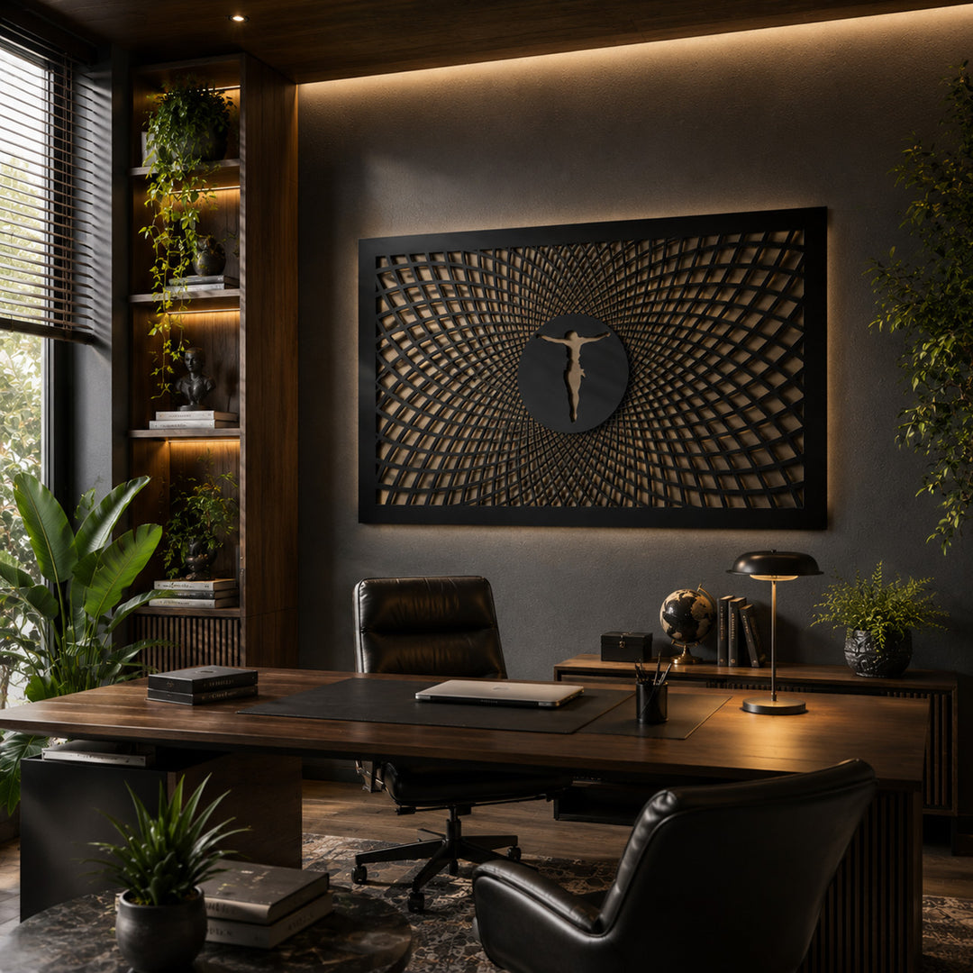 Betekenisvolle metalen kruis wanddecoratie aan de muur van een rustige werkkamer of gebedsruimte.