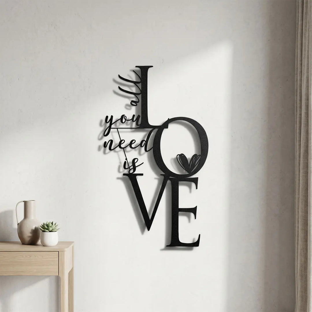 Moderne gang decoratie met de zwarte metalen 'All You Need Is Love' wandtekst. Modern corridor wall art featuring black metal love quote design.