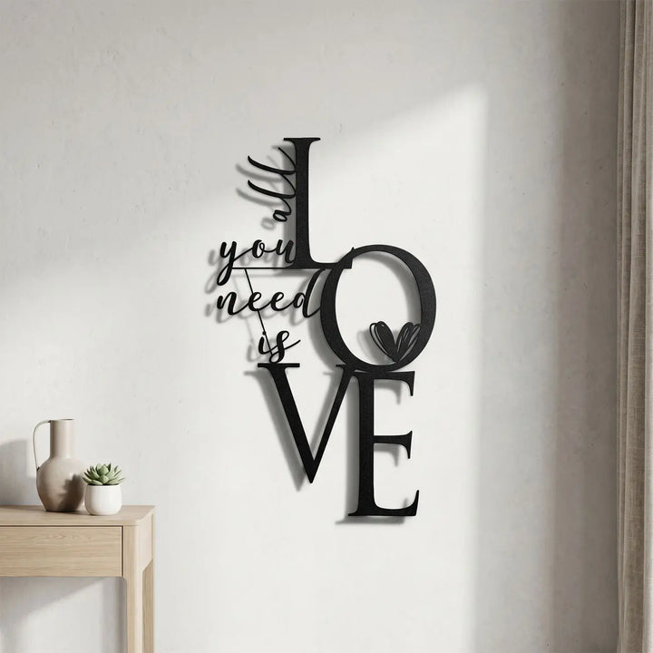 Moderne gang decoratie met de zwarte metalen 'All You Need Is Love' wandtekst. Modern corridor wall art featuring black metal love quote design.