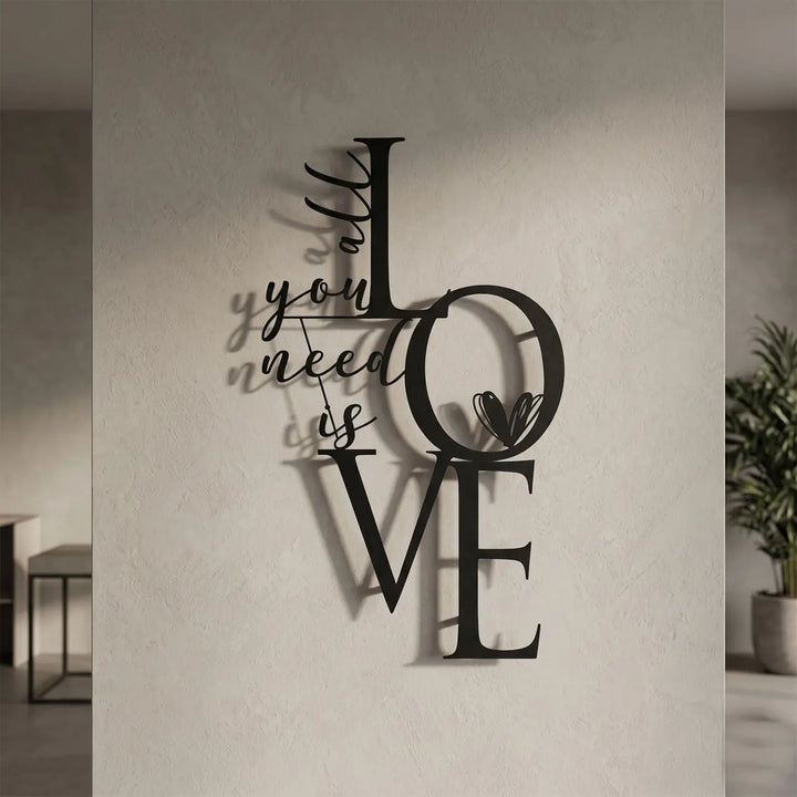 Moderne gang decoratie met de zwarte metalen 'All You Need Is Love' wandtekst. Modern corridor wall art featuring black metal love quote design.