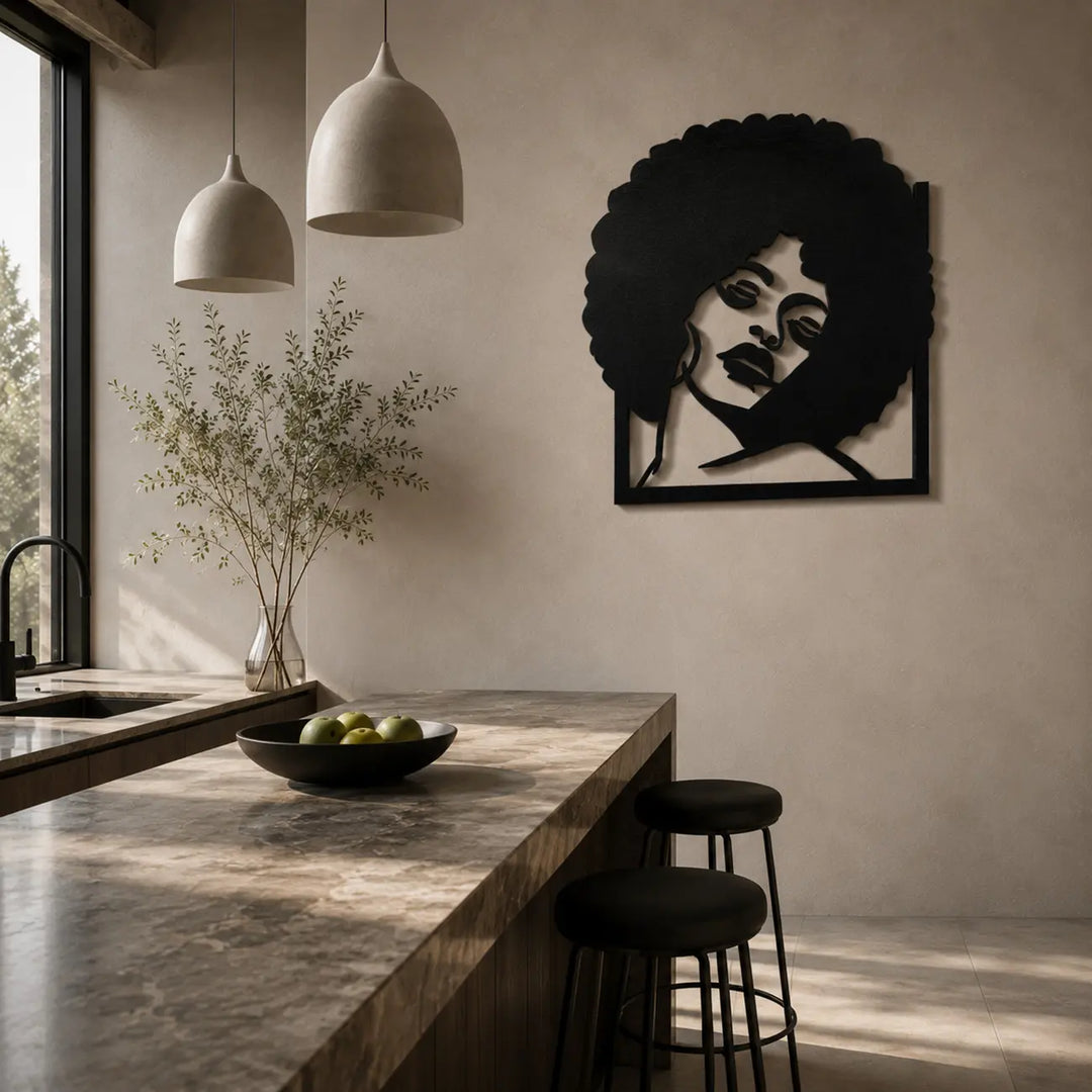 Stijlvolle metalen wanddecoratie van een afro vrouw die karakter toevoegt aan een strakke, moderne keuken. Stylish metal wall decor of an afro woman adding character to a sleek, modern kitchen.