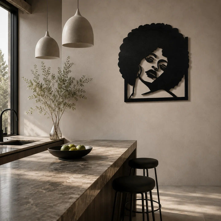 Stijlvolle metalen wanddecoratie van een afro vrouw die karakter toevoegt aan een strakke, moderne keuken. Stylish metal wall decor of an afro woman adding character to a sleek, modern kitchen.