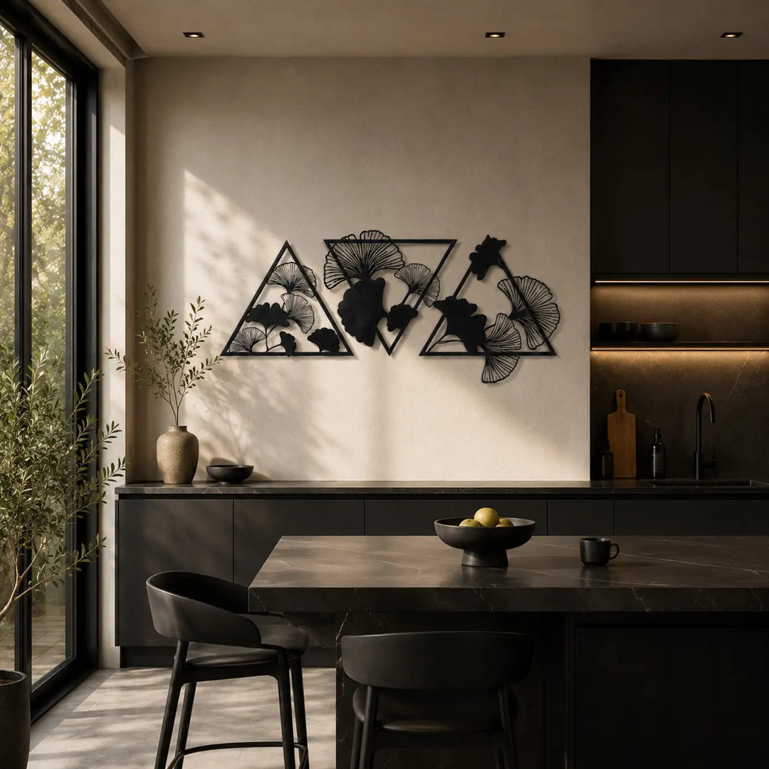 Elegante 3-delige metalen Ginkgo Biloba wanddecoratie. De perfecte botanische eyecatcher om een brede muur in uw moderne keuken of kookeiland sfeervol aan te kleden.
