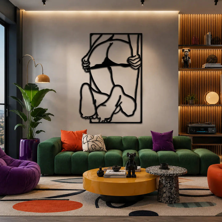 Moderne zwarte metalen wanddecoratie in line art stijl van een vrouwenrug, een abstract en artistiek pronkstuk voor in de woonkamer.