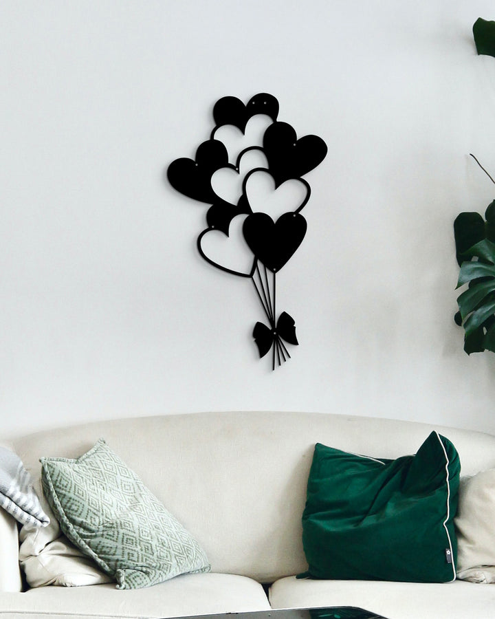 Moderne metalen wanddecoratie met hartjes ballonnen. Een subtiele en romantische eyecatcher die direct een zachte touch geeft aan een strakke, minimalistische woonkamer.