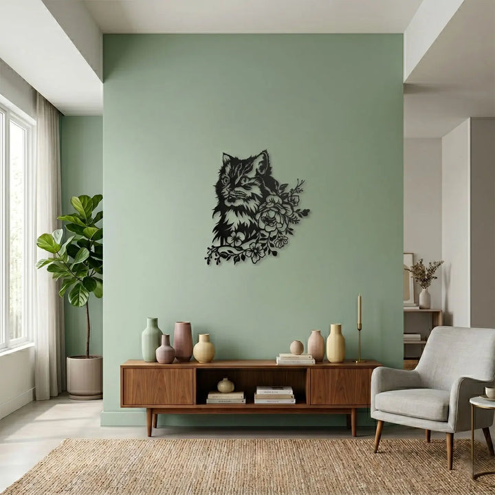 Moderne metalen muurkunst 'Bloom Cat' met sierlijk bloemenmotief, ideaal als elegante decoratie boven de bank in uw woonkamer.