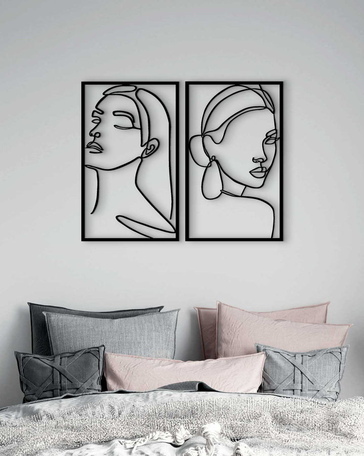 Stijlvolle set van 2 abstracte vrouwen line art perfect gepositioneerd boven het bed in een moderne slaapkamer. Stylish set of 2 abstract women line art perfectly positioned above the bed in a modern bedroom.