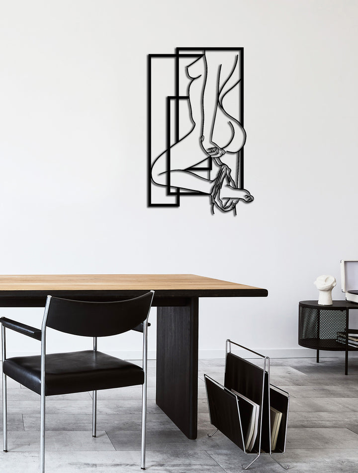 Moderne metalen lijnkunst van een vrouwensilhouet in een stijlvol kantoor. Een inspirerend en elegant kunstwerk, perfect voor een creatieve werkplek, fashion studio of thuiskantoor.