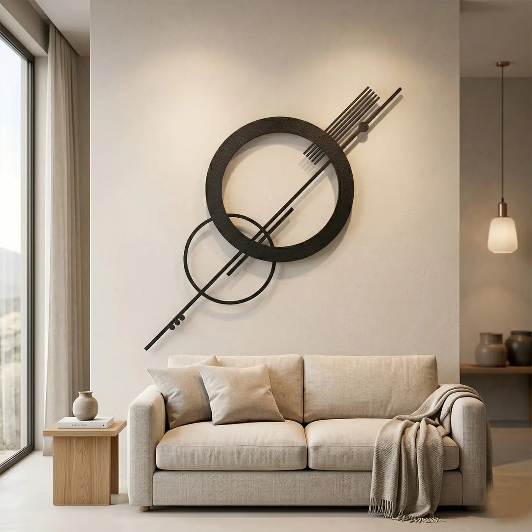 Zwarte abstracte metalen wanddecoratie met cirkels boven de bank. Een modern Bauhaus design voor een stijlvolle en artistieke woonkamer.