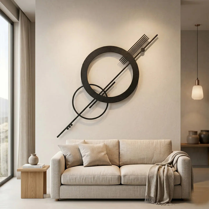 Zwarte abstracte metalen wanddecoratie met cirkels boven de bank. Een modern Bauhaus design voor een stijlvolle en artistieke woonkamer.