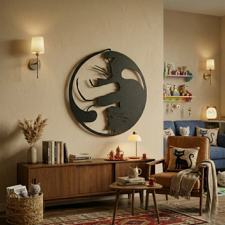 Minimalistische metalen Yin Yang katten muurdecoratie boven de bank. Een stijlvolle en betekenisvolle eyecatcher voor kattenliefhebbers in de woonkamer.