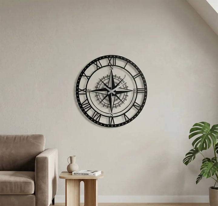 Stijlvolle metalen wandklok met windroos design in een moderne woonkamer. Combineert functionaliteit met avontuurlijke muurkunst.