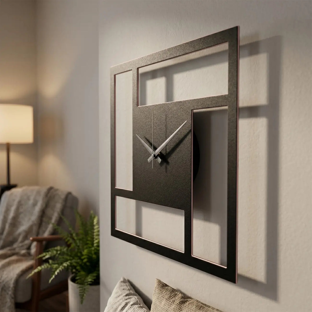 Zwarte minimalistische vierkante wandklok van metaal. Een strak geometrisch design voor aan de muur boven de bank in een moderne woonkamer.